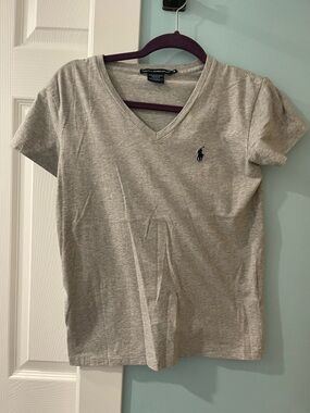Polo Ralph Lauren Sport Gray V Neck T-shirt Women’s Sz Small Short Sleeves
